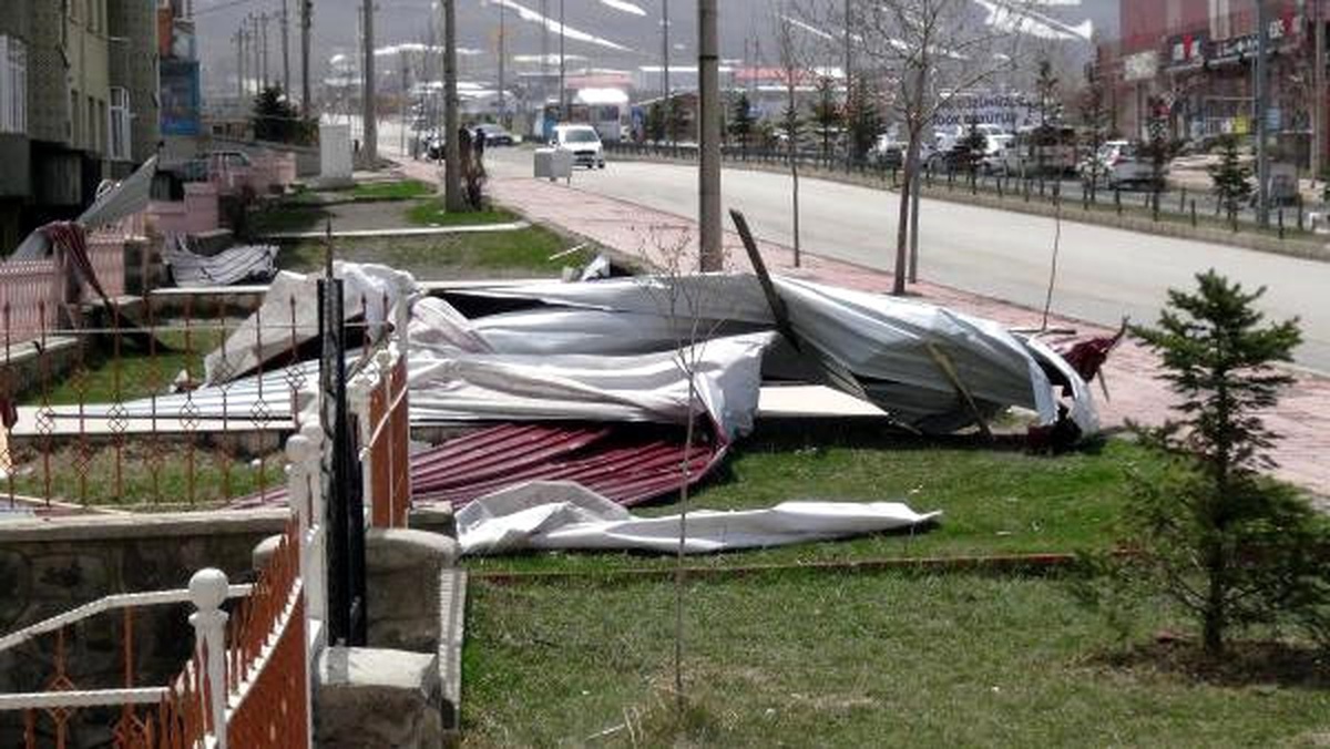 Erzurum\'da Fırtına Çatıları Uçurdu