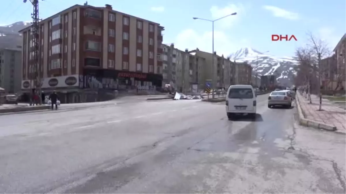 Erzurum\'da Fırtına Çatıları Uçurdu