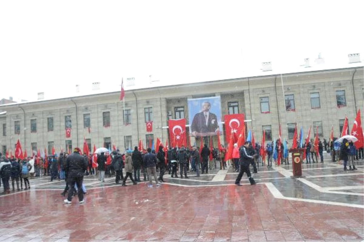 Eskişehir\'de Kar Altında 23 Nisan Töreni