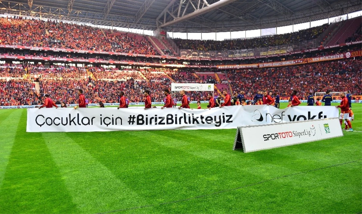 Galatasaray Sahaya \'Çocuklar İçin Biz Birlikteyiz\' Pankartı ile Çıktı