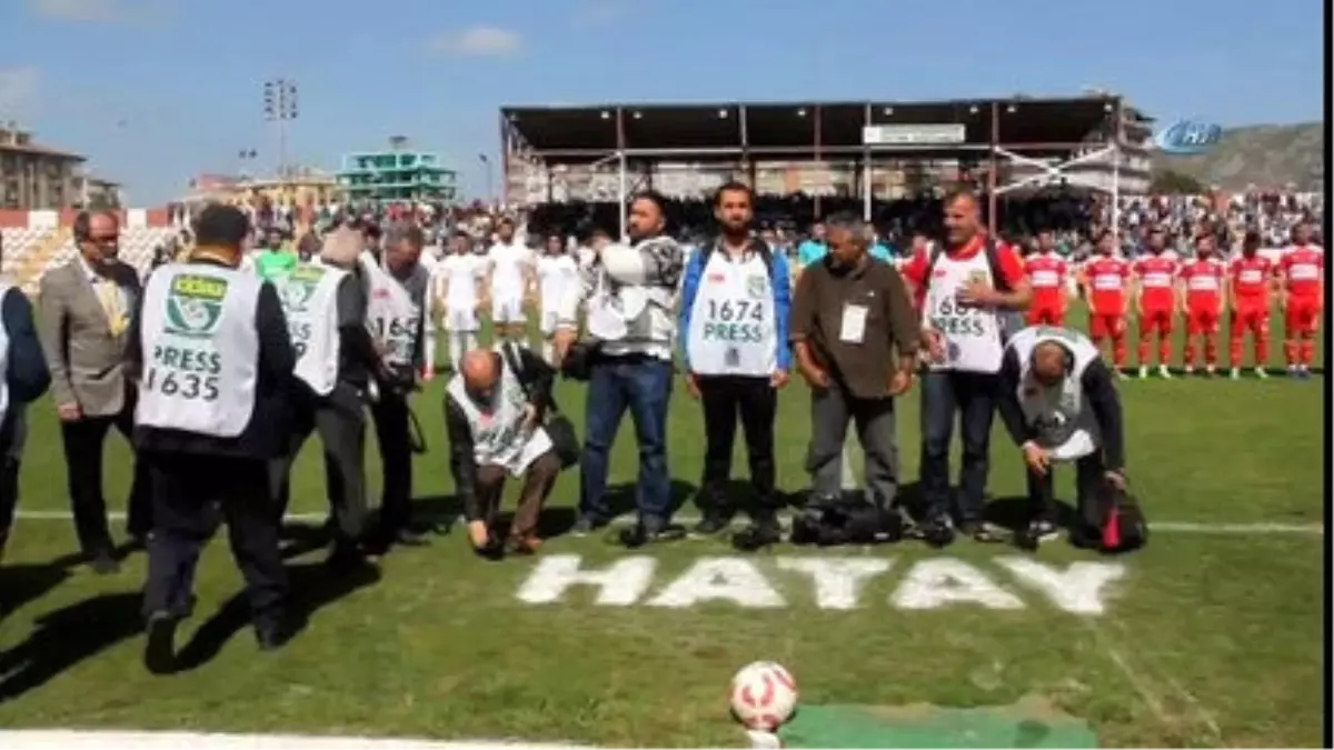 Gazetecilerden Futbolculara Protesto