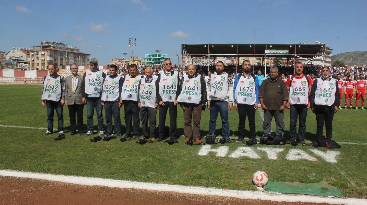Hatay\'da Gazetecilerden Başakşehirli Futbolculara Protesto