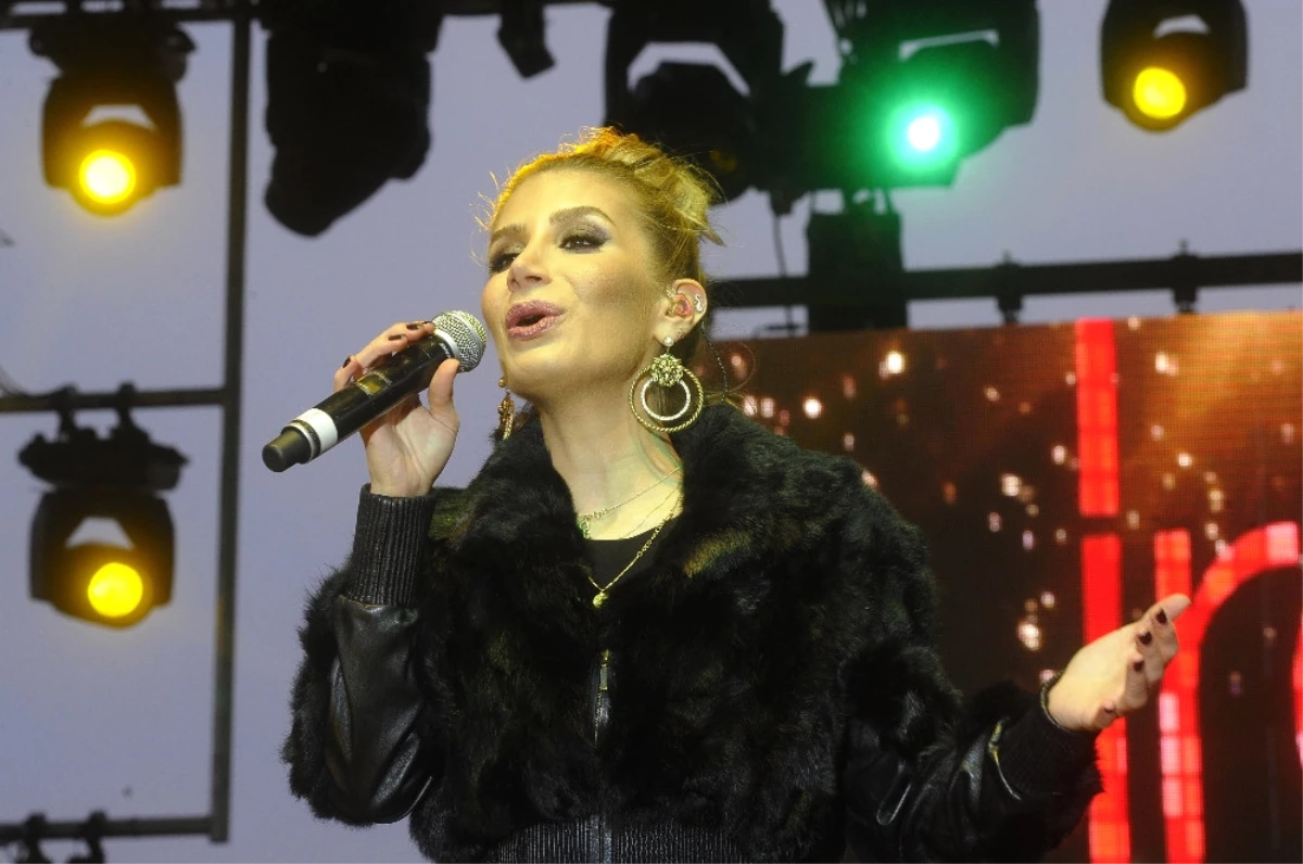 Irem Derici Yeni Single\'ının Ilk Konserini Istanbul\'da Verdi