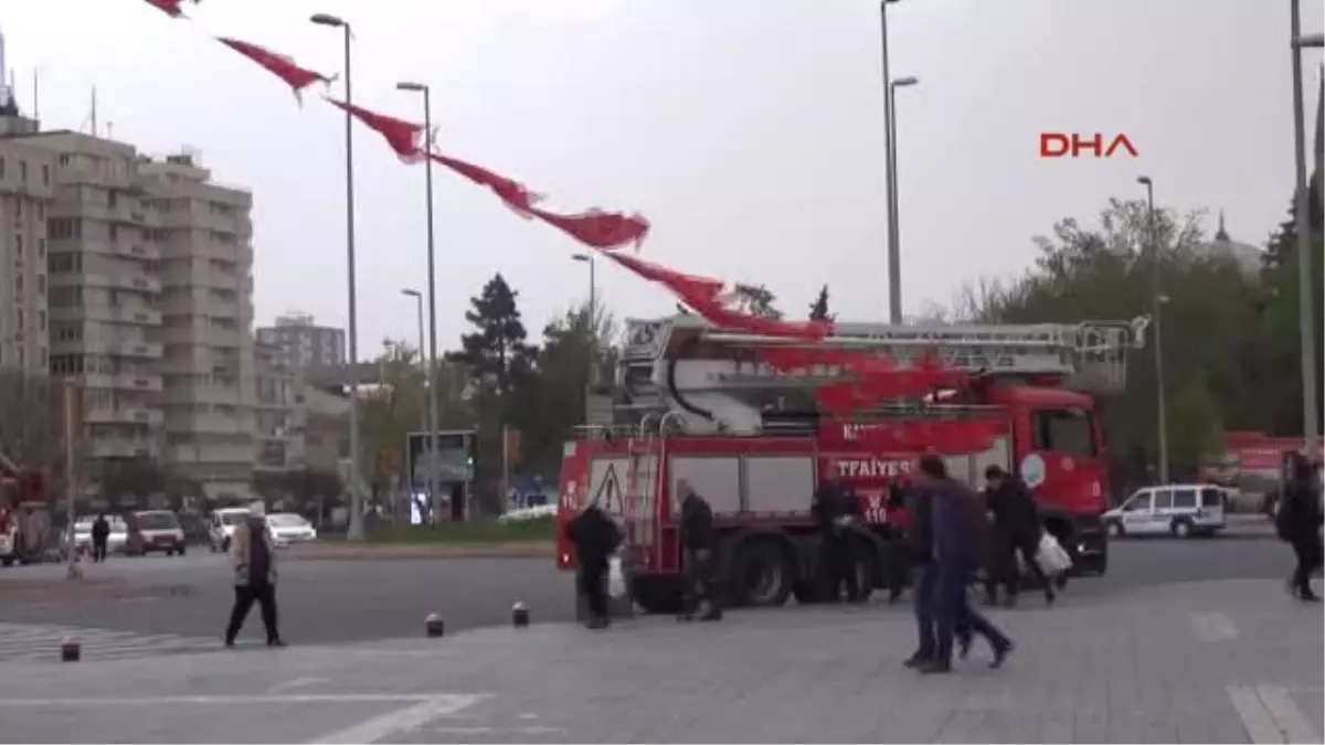 Kayseri Şiddetli Lodos Ağaç Söktü, Kamyonet Devirdi