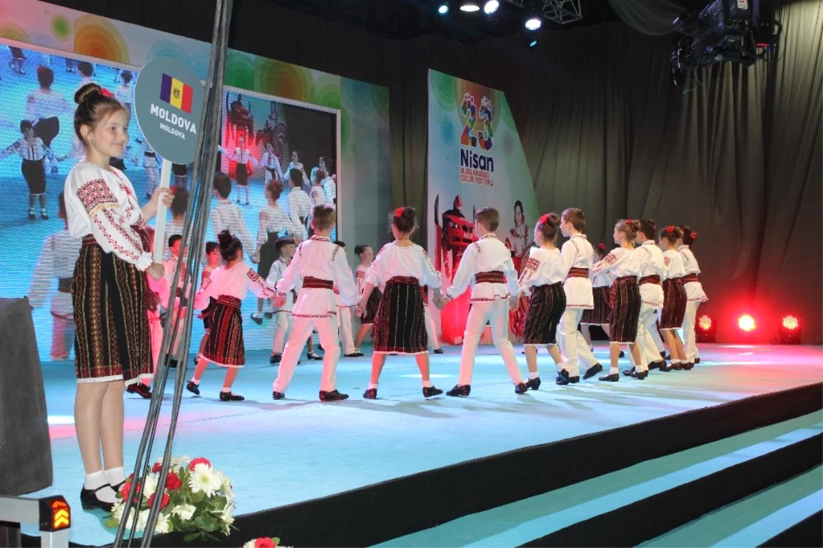 Kocaeli\'de 23 Nisan Çocuk Festivali İçin Gala Düzenlendi