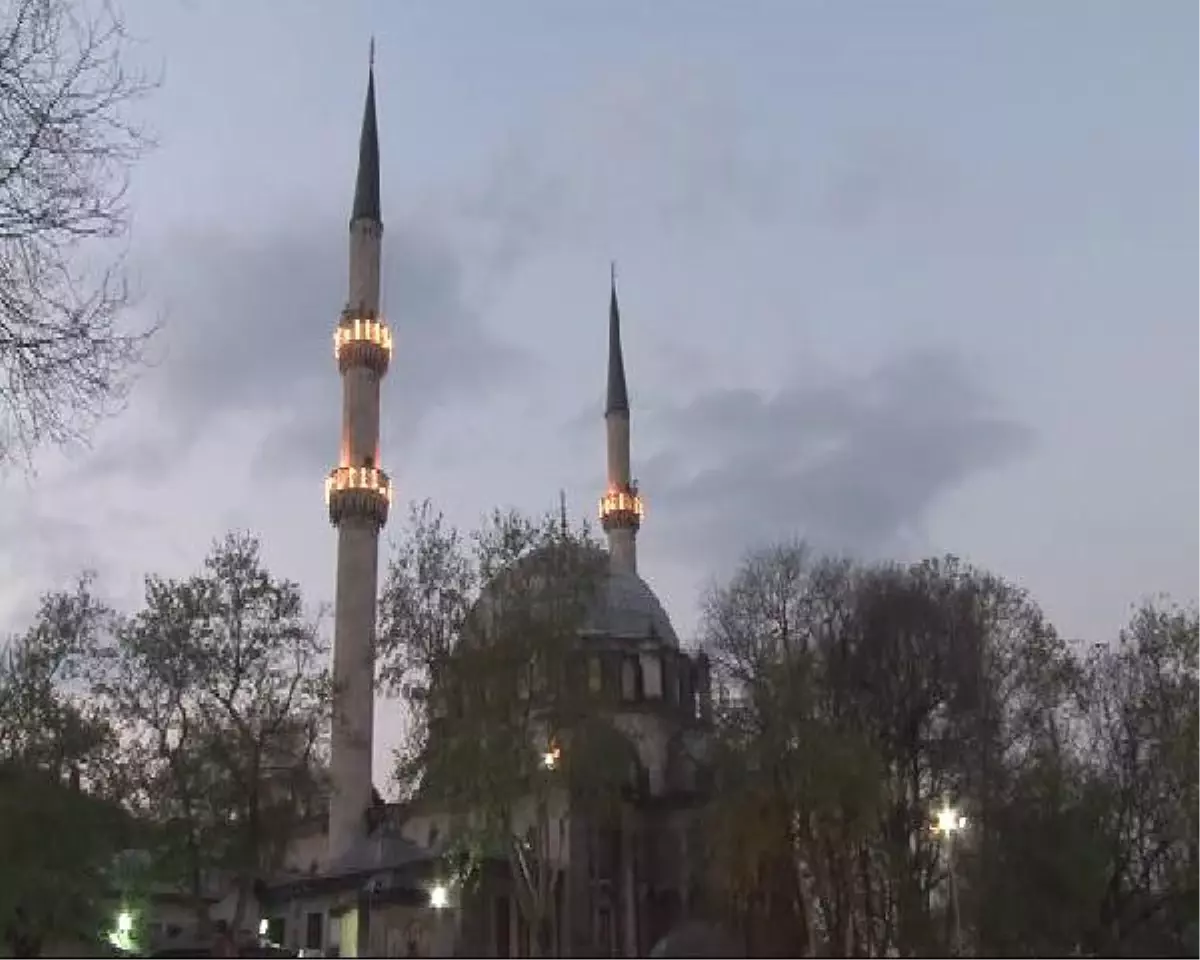 Miraç Kandili\'nde Eyüp Sultan Camii\'ne Akın Ettiler