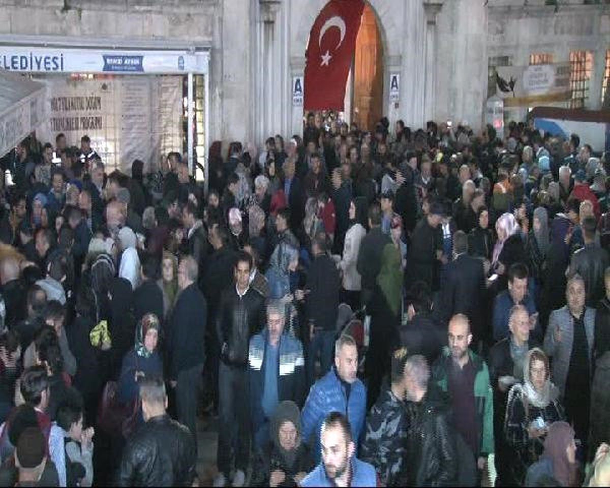 Miraç Kandili\'nde Eyüp Sultan Camii\'ne Akın Ettiler