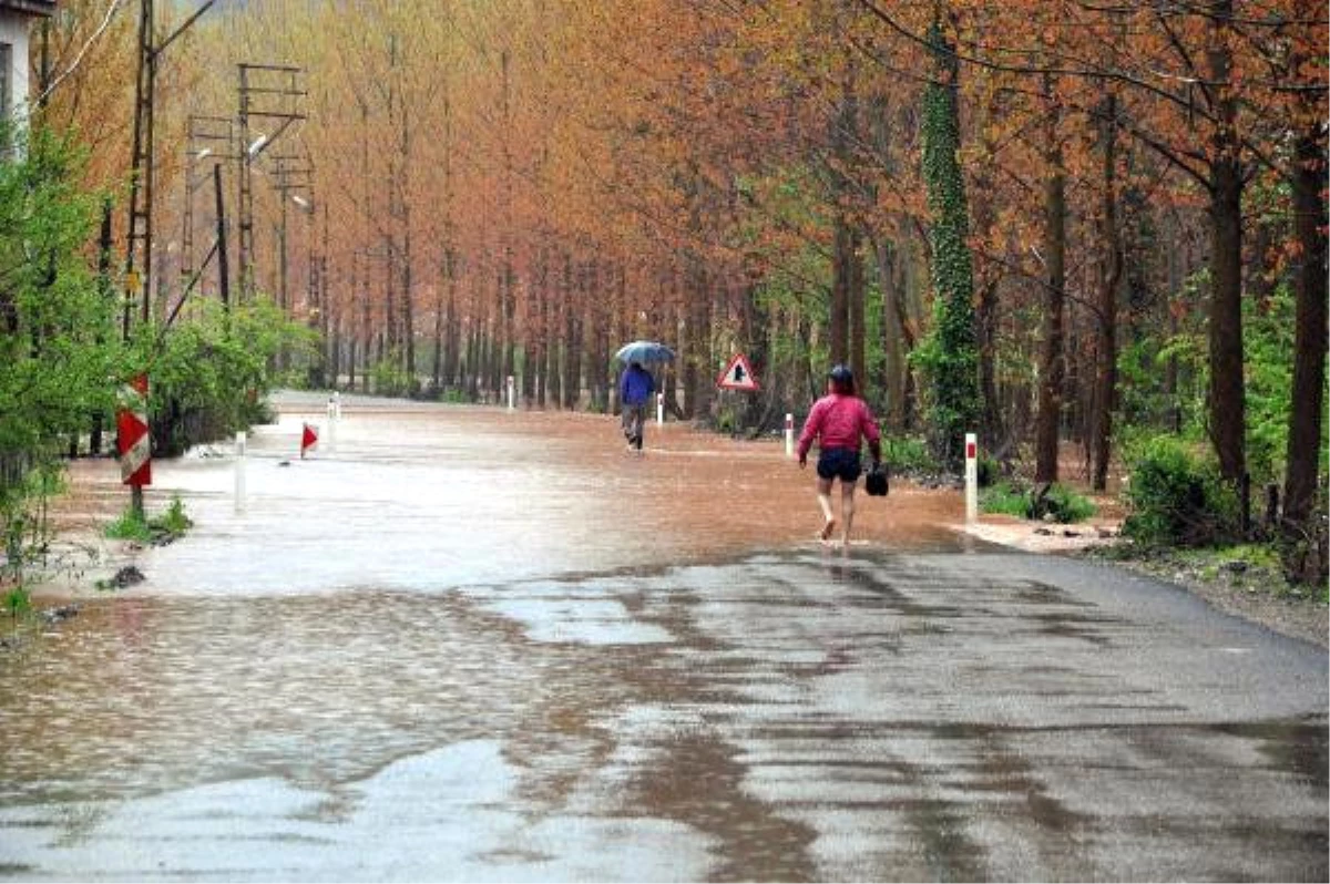 Sağanak, Bartın-Kastamonu Karayolunu Ulaşıma Kapattı