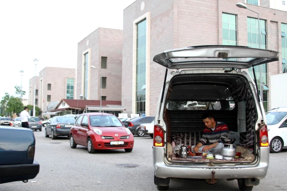 Servis Minibüsünün Çarptığı Kızı İçin 30 Gündür Hastane Bahçesinde Kalıyor