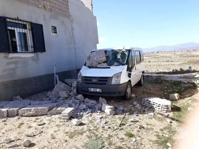 Şiddetli Fırtına İnşaat Halindeki Evi Aracın Üzerine Yıktı Son Dakika