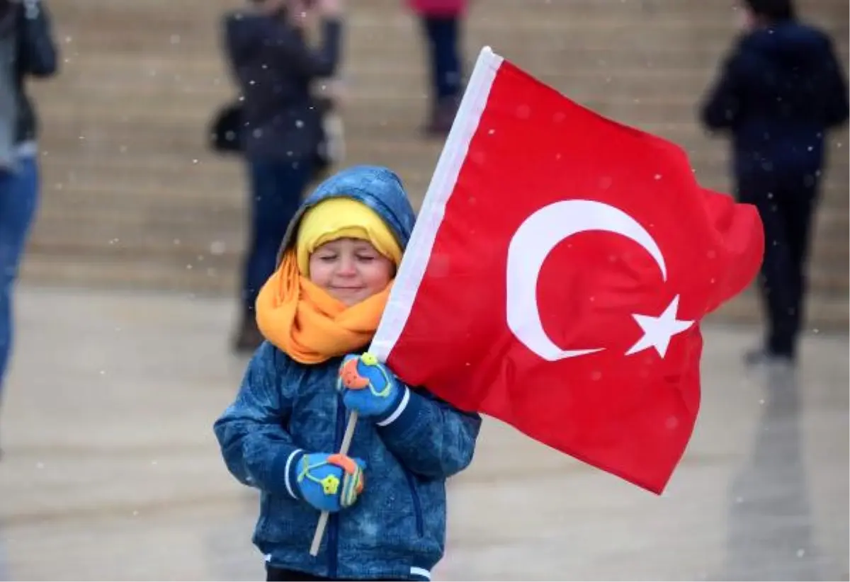 Soğuk ve Karlı Havaya Rağmen Anıtkabir\'de 23 Nisan Coşkusu