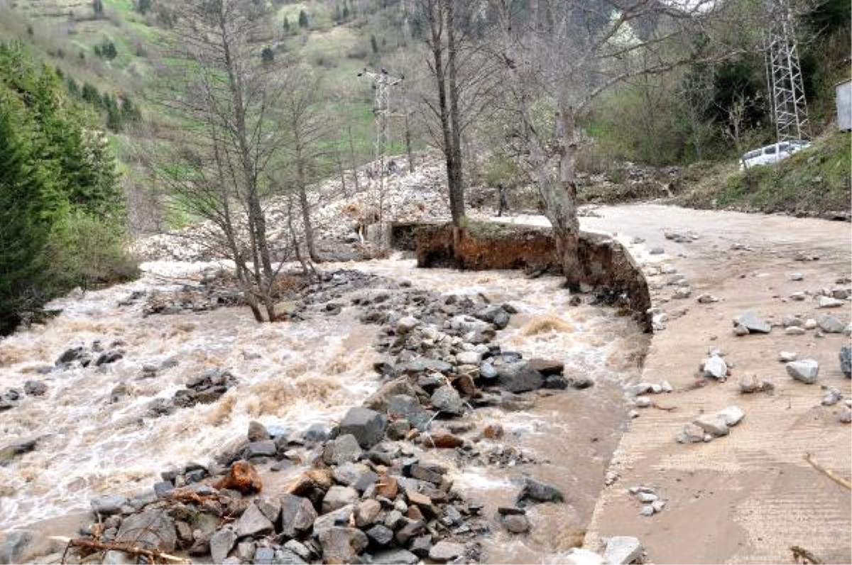 Trabzon\'da Fırtına Can Aldı, Hes Bağlantı Borusu Patladı, Yolları Su Bastı (2)