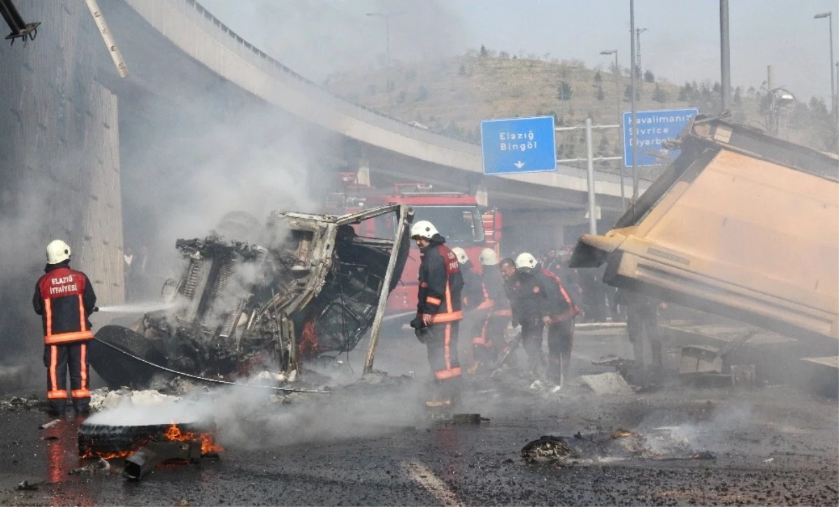 Üst Geçitten Düşen Kamyon Alev Alev Yandı: 2 Yaralı