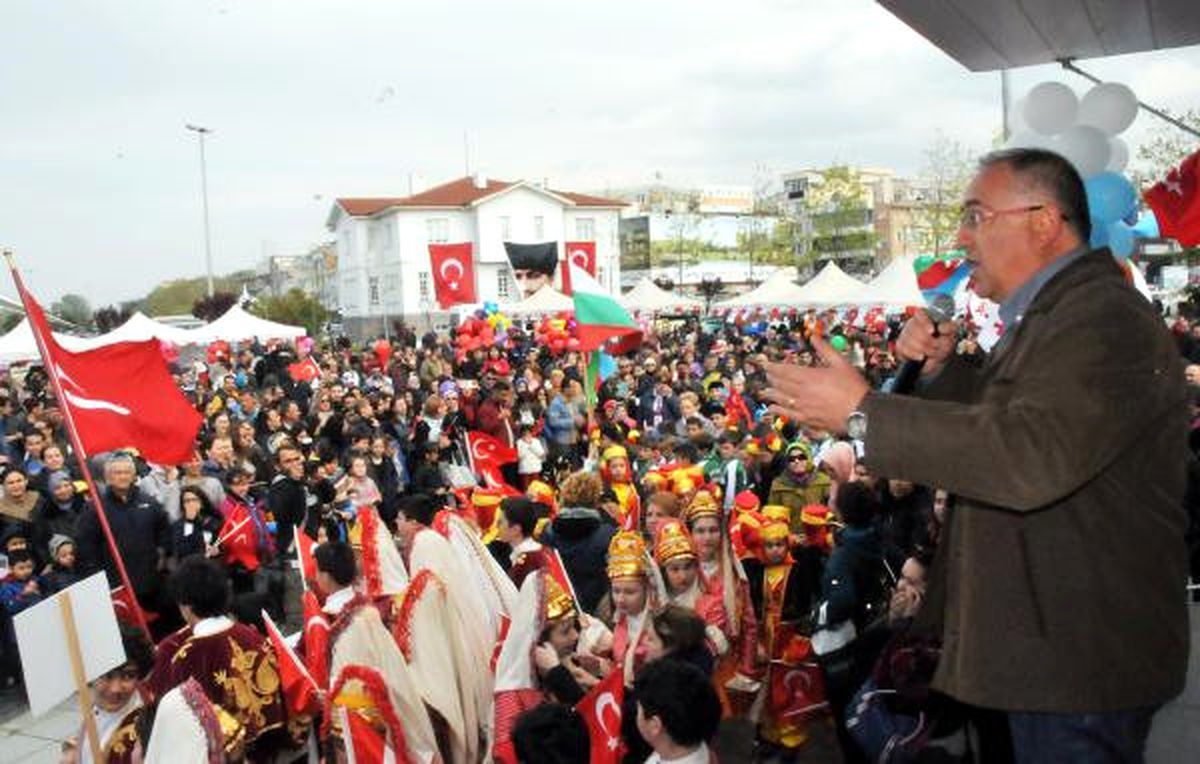 Yalova\'da Uluslararası Çocuk Halk Dansları Festivali