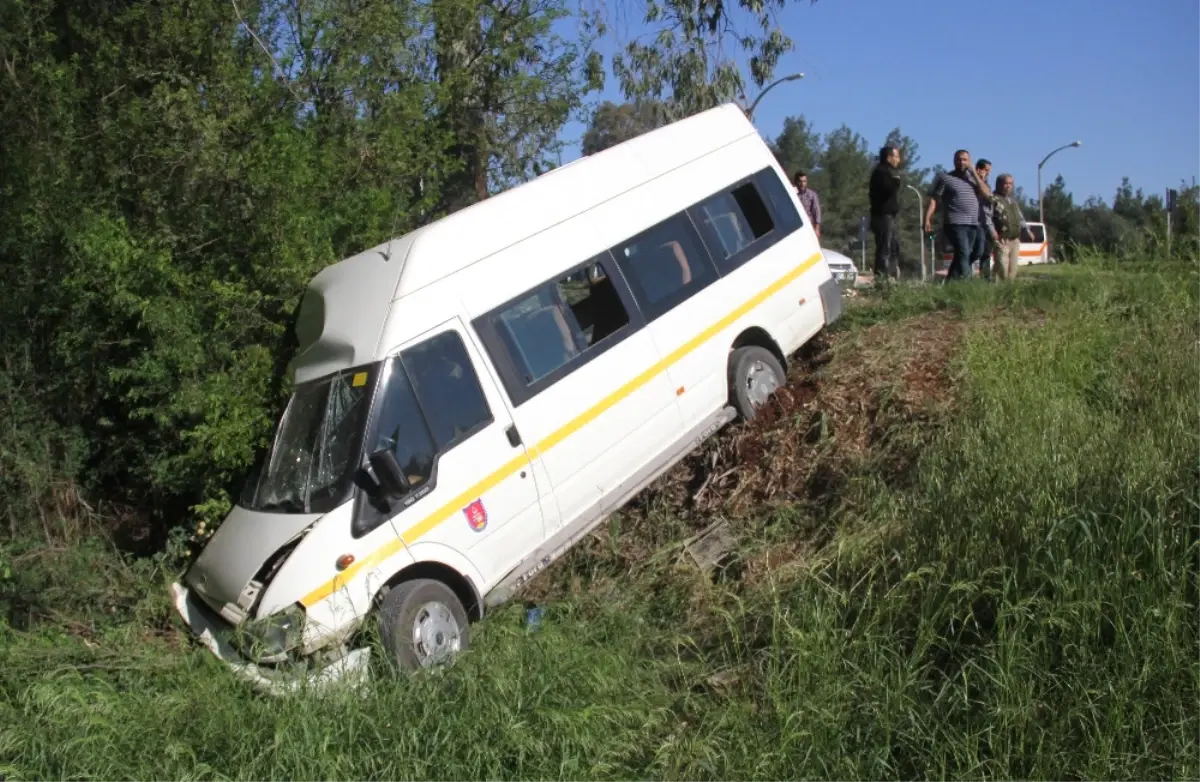 Adana\'da Trafik Kazası: 13 Öğrenci Yaralı