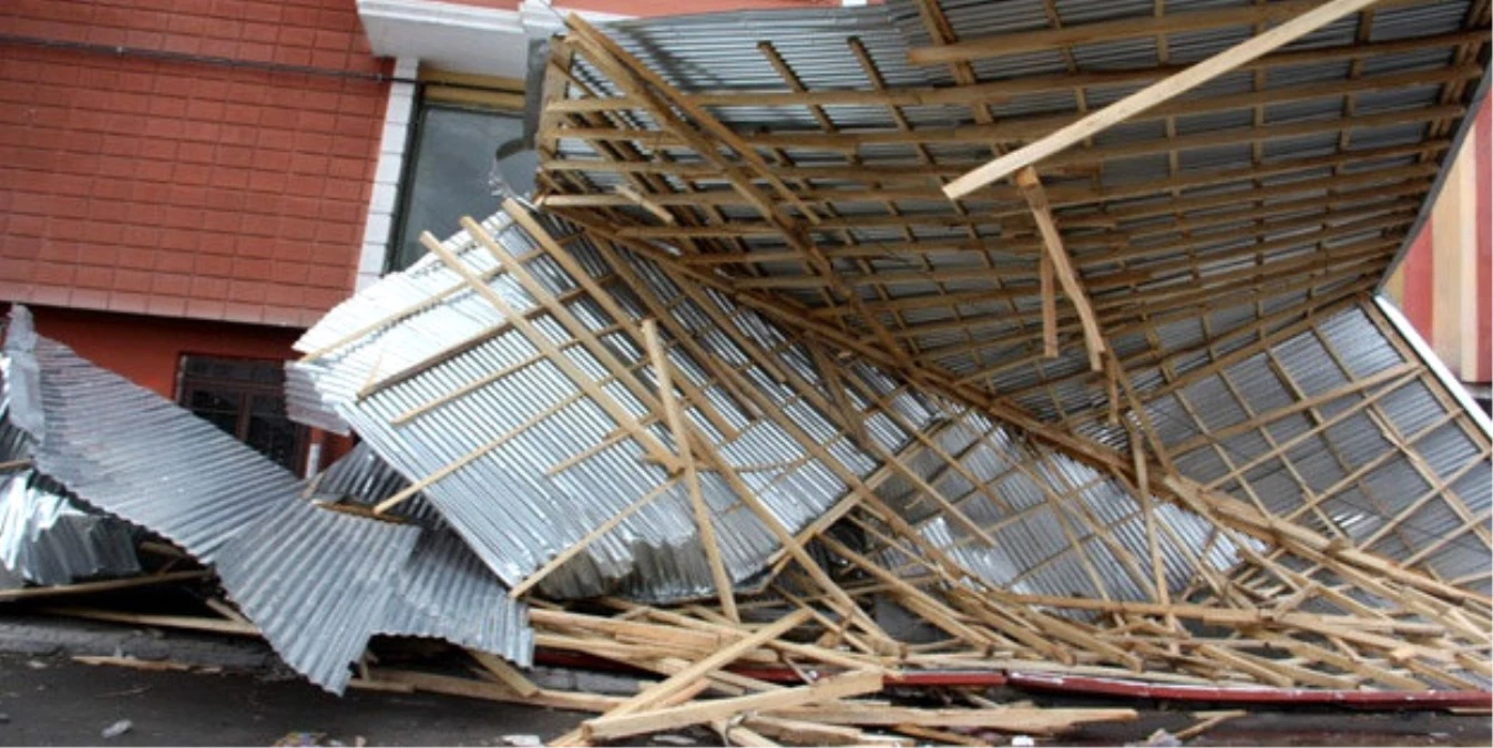Borçka\'da Fırtına Nedeniyle Spor Salonunun Çatısı Uçtu