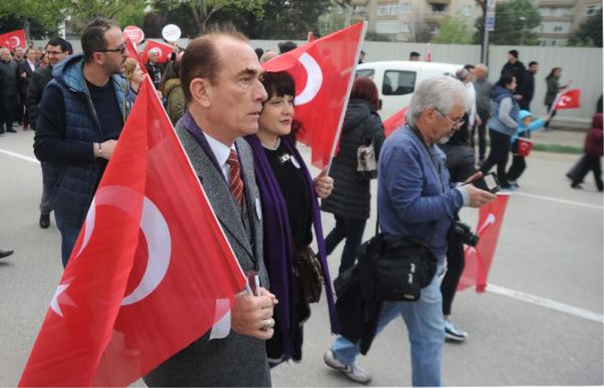Bursa\'da Coşkulu 23 Nisan Yürüyüşü