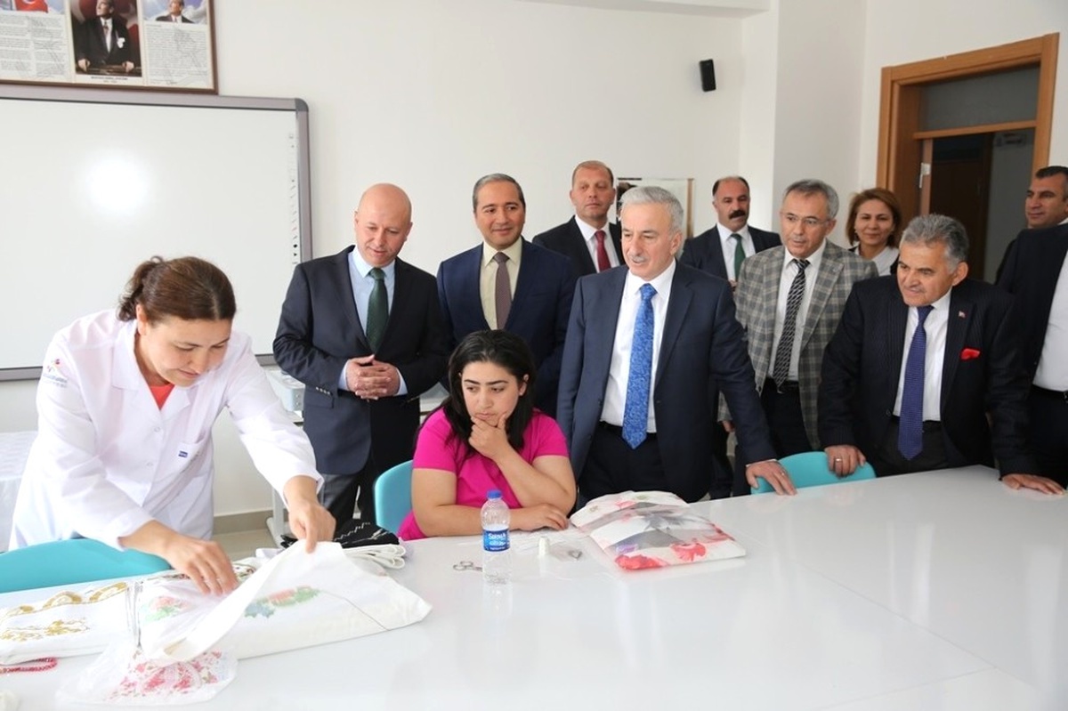 Çolakbayrakdar, Vali Kamçı\'ya Kocasinan Akademi\'yi Tanıttı
