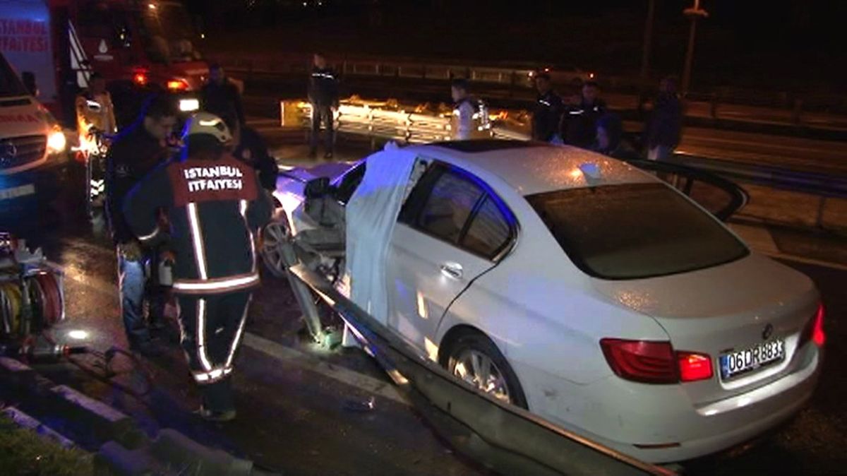 E-5\'te Lüks Araç Bariyere Saplandı: 1 Yaralı
