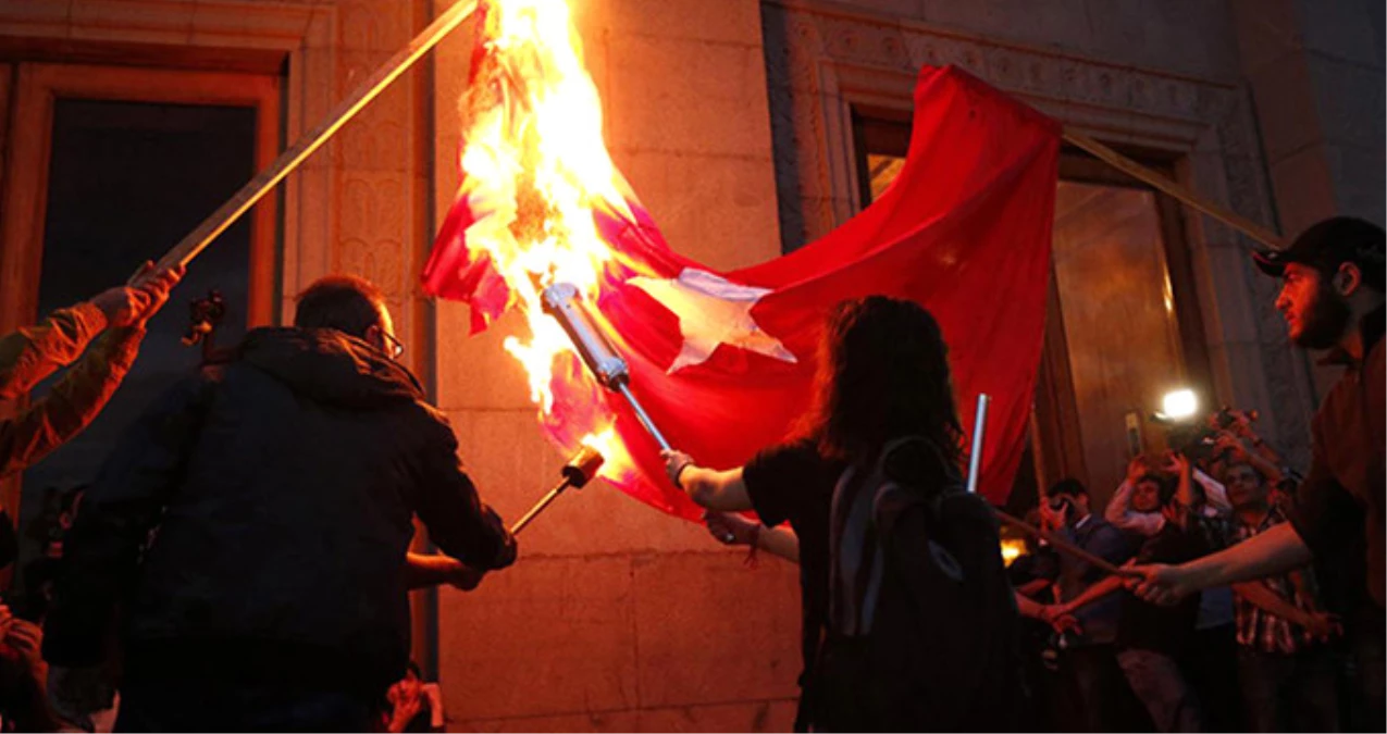 Erivan\'daki Yürüyüşte Türkiye ve Azerbaycan Bayrakları Yakıldı