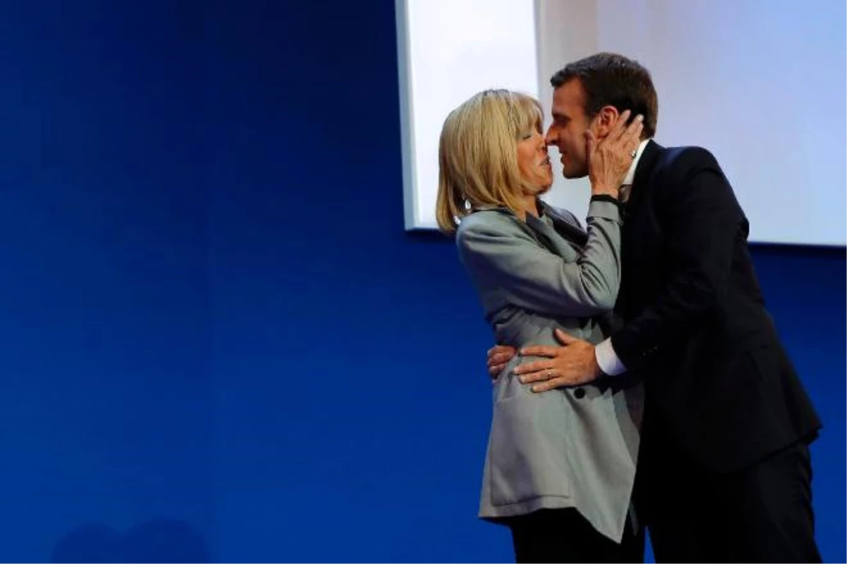 Fransa Cumhurbaşkanlığı İçin En Güçlü Aday Macron, Evliliği ile Gündemde