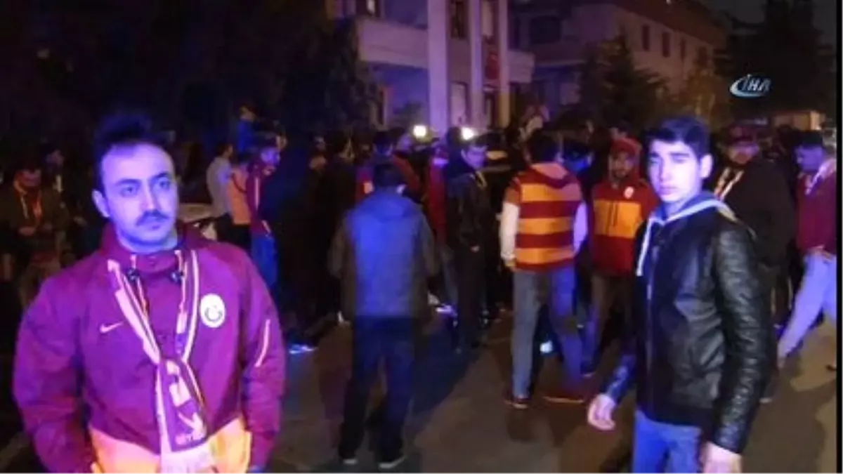 Galatasaray Taraftarları Yönetim ve Futbolcuları Protesto Etti