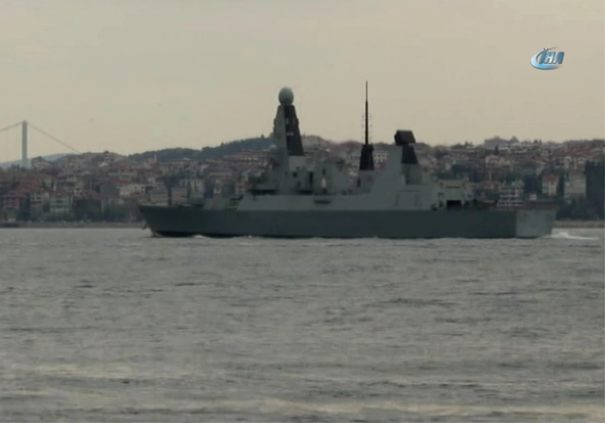 Ingiliz Savaş Gemisi Istanbul Boğazı\'ndan Geçti