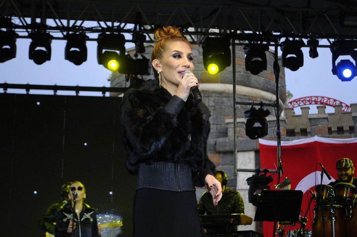 İrem Derici Yeni Single\'ının İlk Konserini İstanbul\'da Verdi