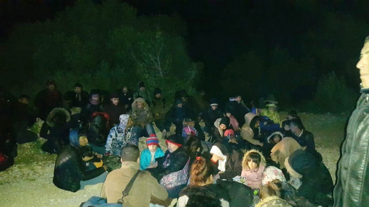 İzmir\'den Yurt Dışına Kaçmaya Çalışan 113 Göçmen Yakalandı