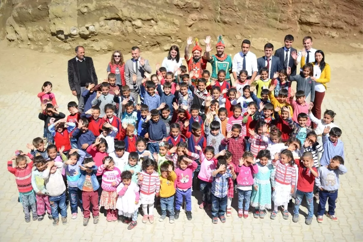 Karagöz ve Hacivat Eruhlu Çocuklara Mutluluk Götürdü