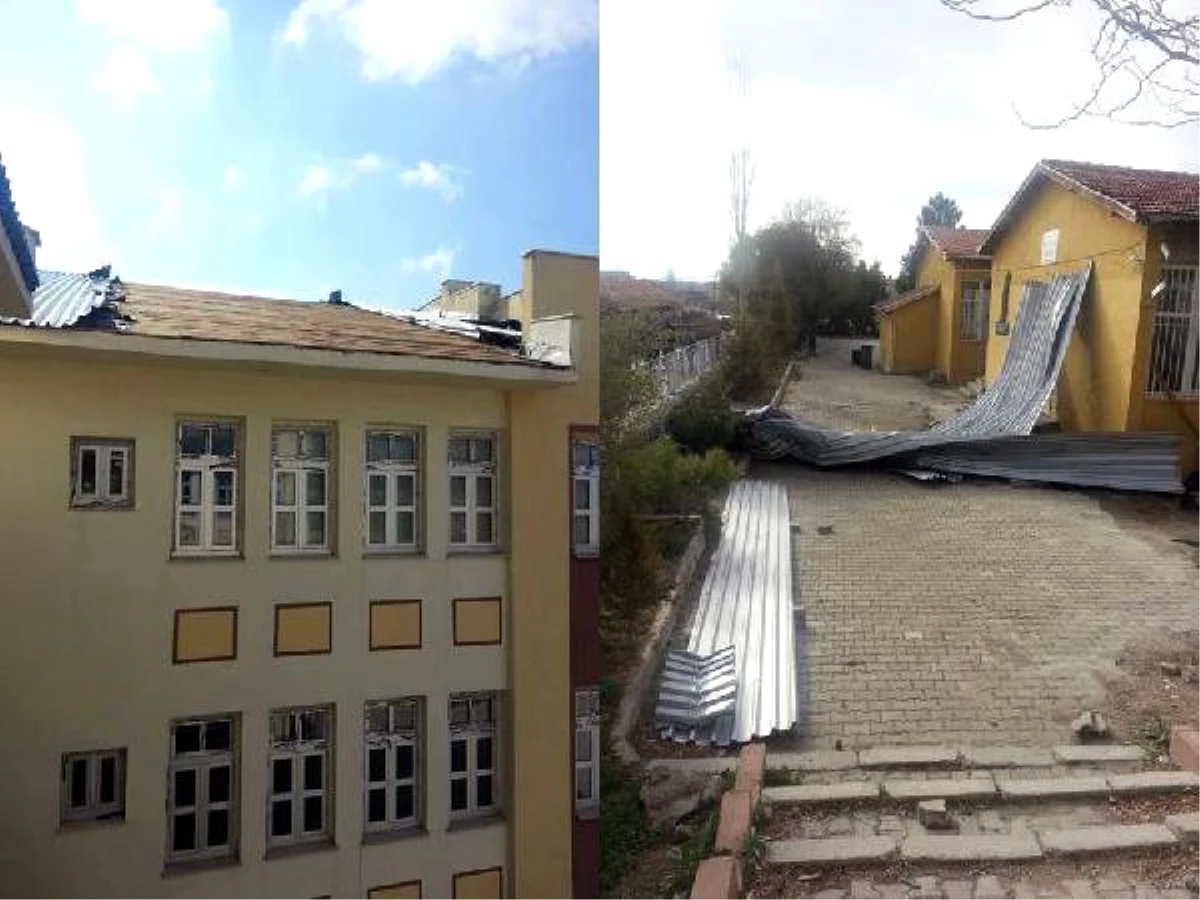 Kayseri\'de Şiddetli Rüzgar, Okulun Çatısını Uçurdu