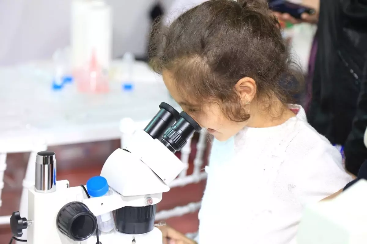 Kocaeli Üniversitesi Stantları Çocuklardan İlgi Gördü