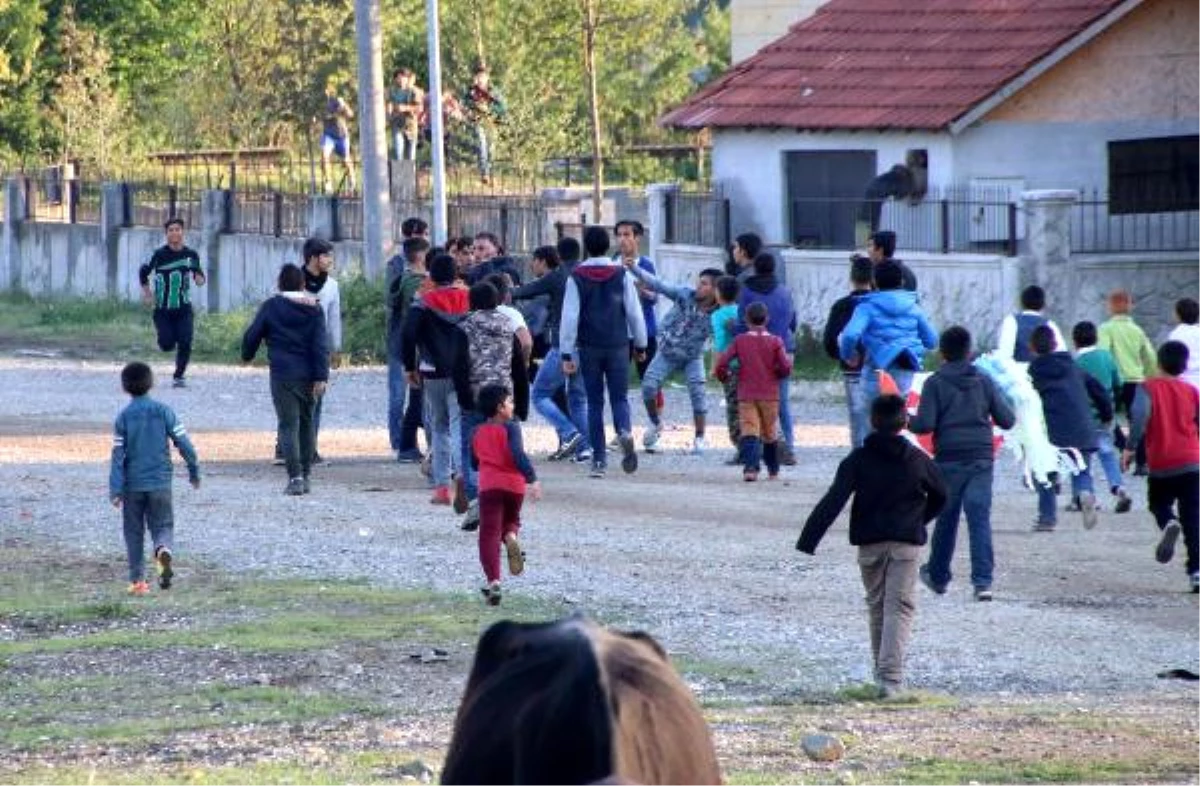 Mahalleli, Uyuşturucu Kullanan 4 Kişiyi Polise Teslim Etti