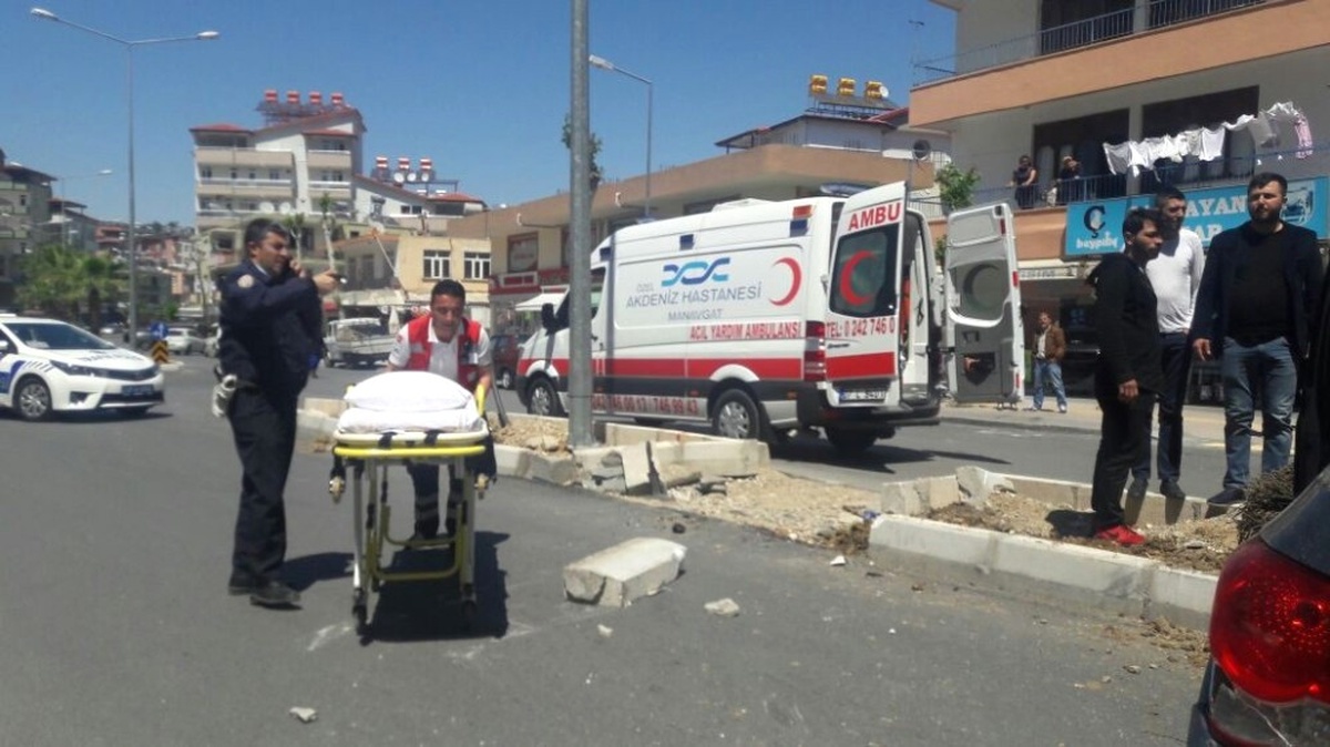 Manavgat\'ta Otomobil Çiçek Diken İşçilere Çarptı: 3 Yaralı