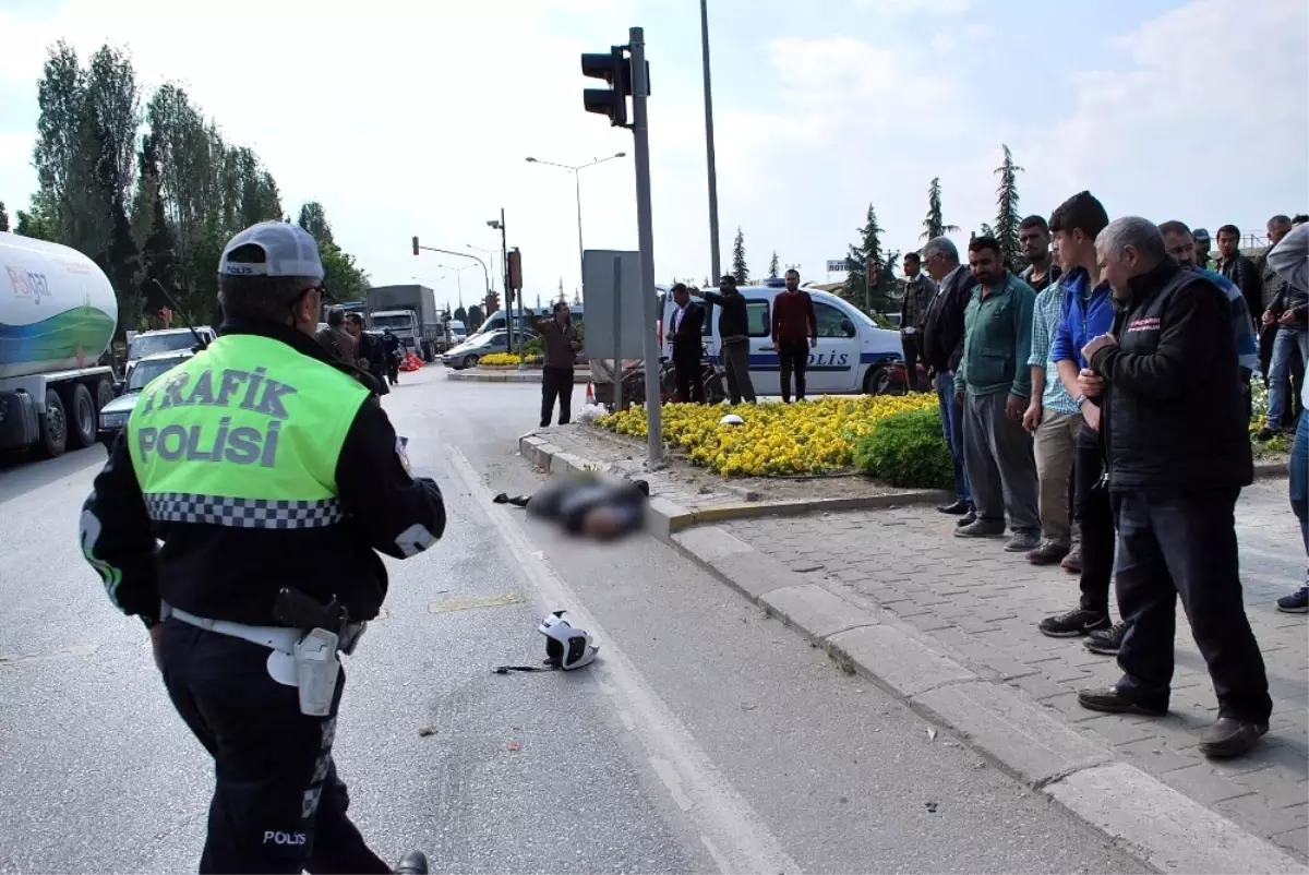 Manisa\'da Tankerle Motosiklet Çarpıştı: 1 Ölü