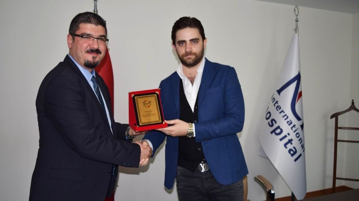 Mümessil Derneğinden Neccar\'a Plaket