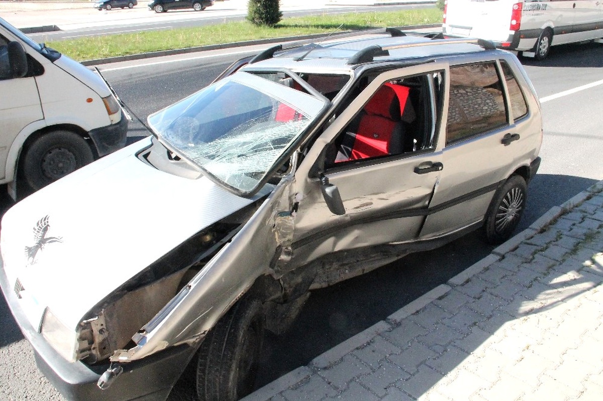 Öğretmenleri Taşıyan Servis ile Otomobil Çarpıştı: 3 Yaralı
