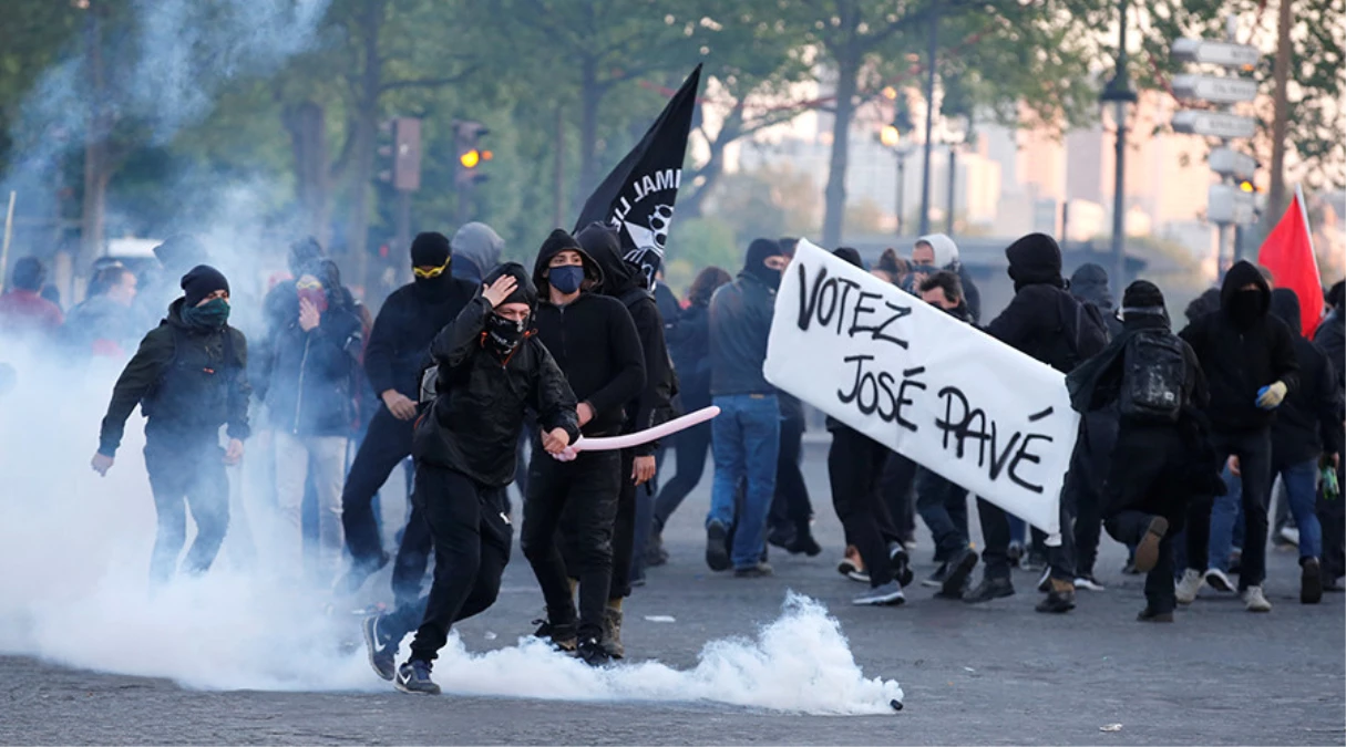 Paris\'te Macron ve Le Pen Karşıtı Gençler Polisle Çatıştı