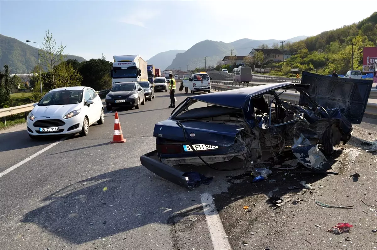 Sakarya\'da İki Otomobil Çarpıştı: 3 Yaralı