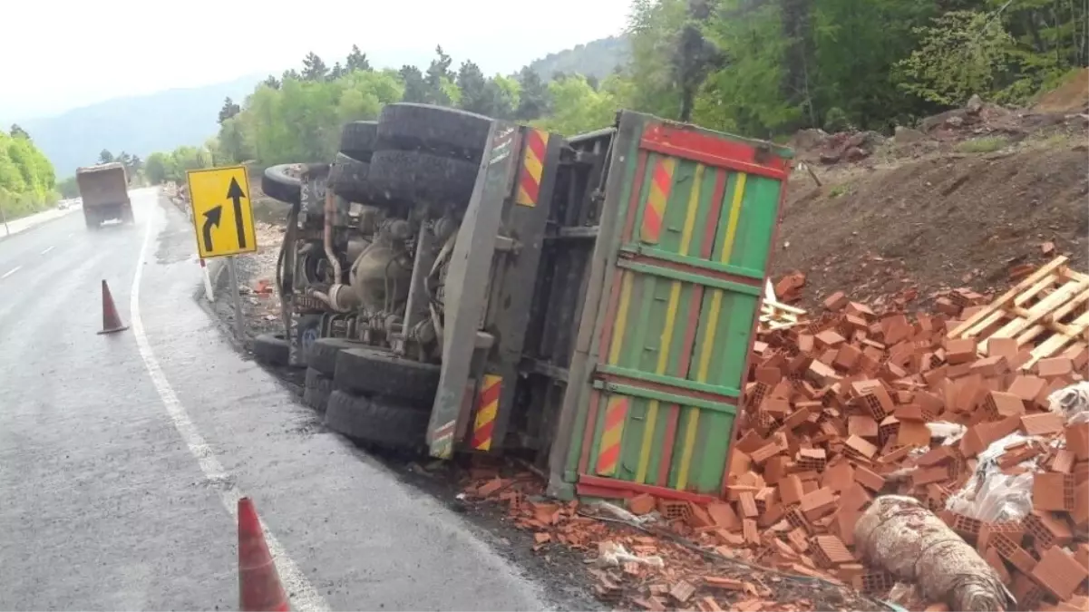 Tuğla Yüklü Kamyon Devrildi: 1 Yaralı