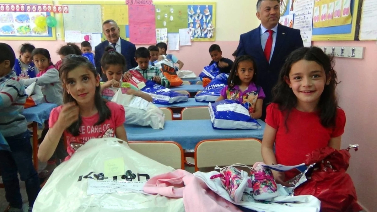 Türk ve Suriyeli Çocuklara Kıyafet Yardımı