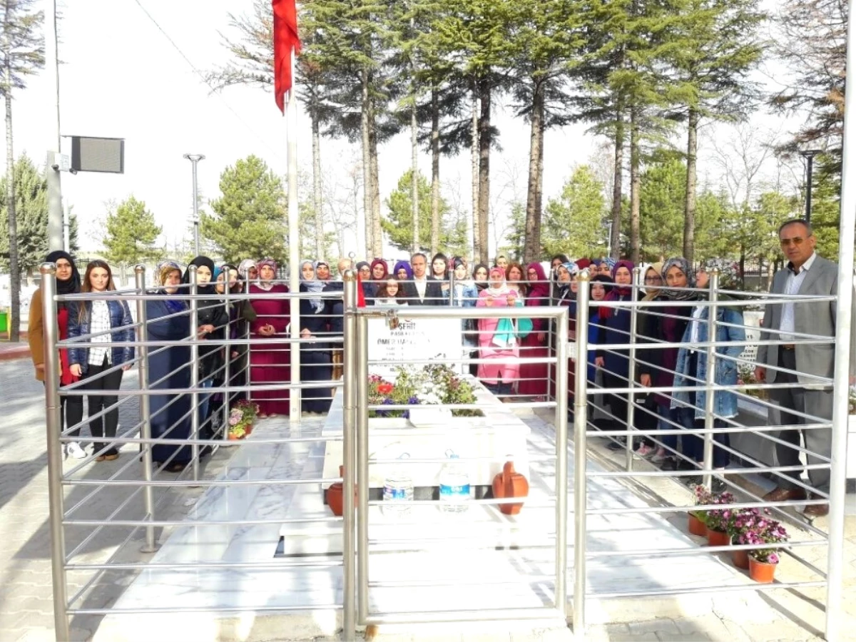 Üniversiteli Öğrenciler Şehit Ömer Halisdemir\'in Mezarını Ziyaret Etti