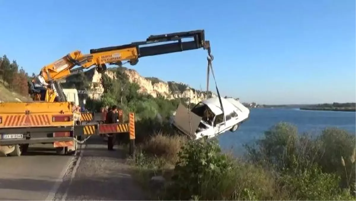 Yola Düşen Kayalardan Kurtulmak İsterken Otomobiliyle Nehre Yuvarlandı