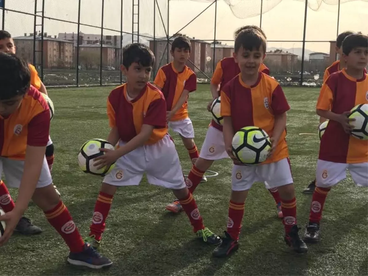 Ağrı\'da Galatasaray Futbol Okulu Minikleri Sevindirdi