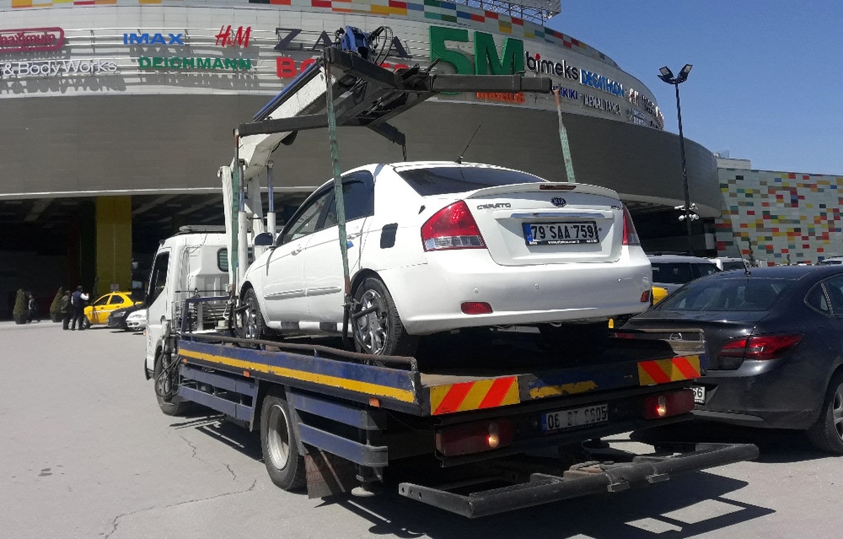 Alışveriş Merkezinde Şüpheli Otomobil Paniği