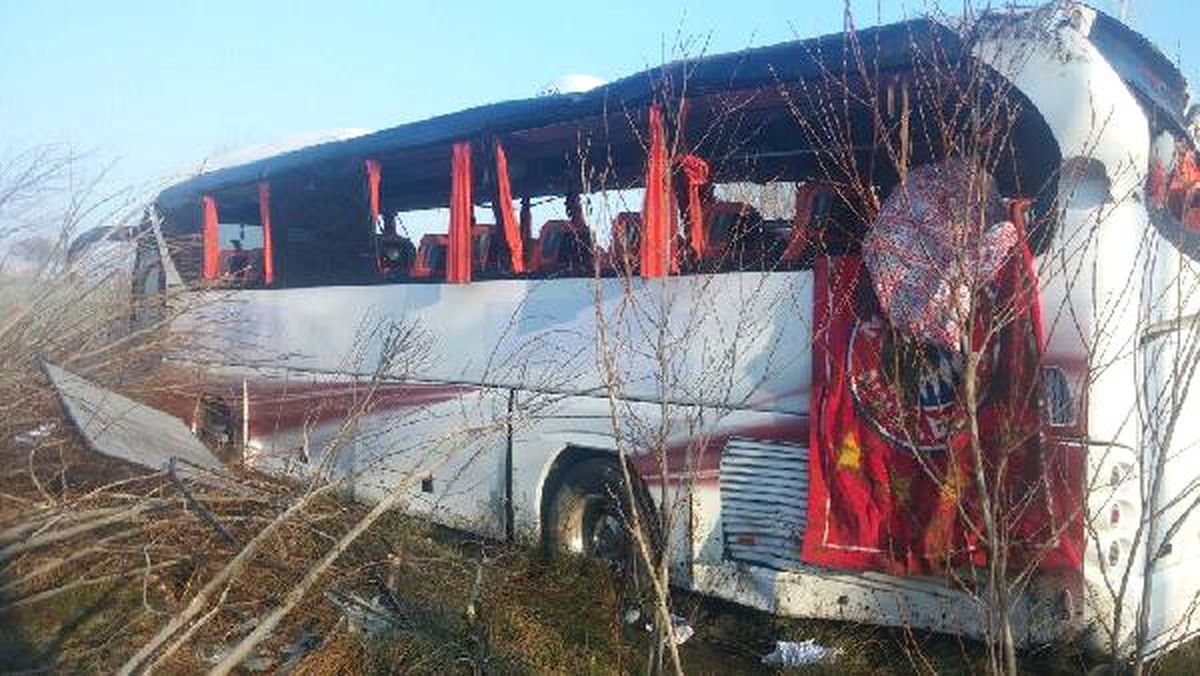 Altıntaş\'ta Yolcu Otobüsü Devrildi: 24 Yaralı
