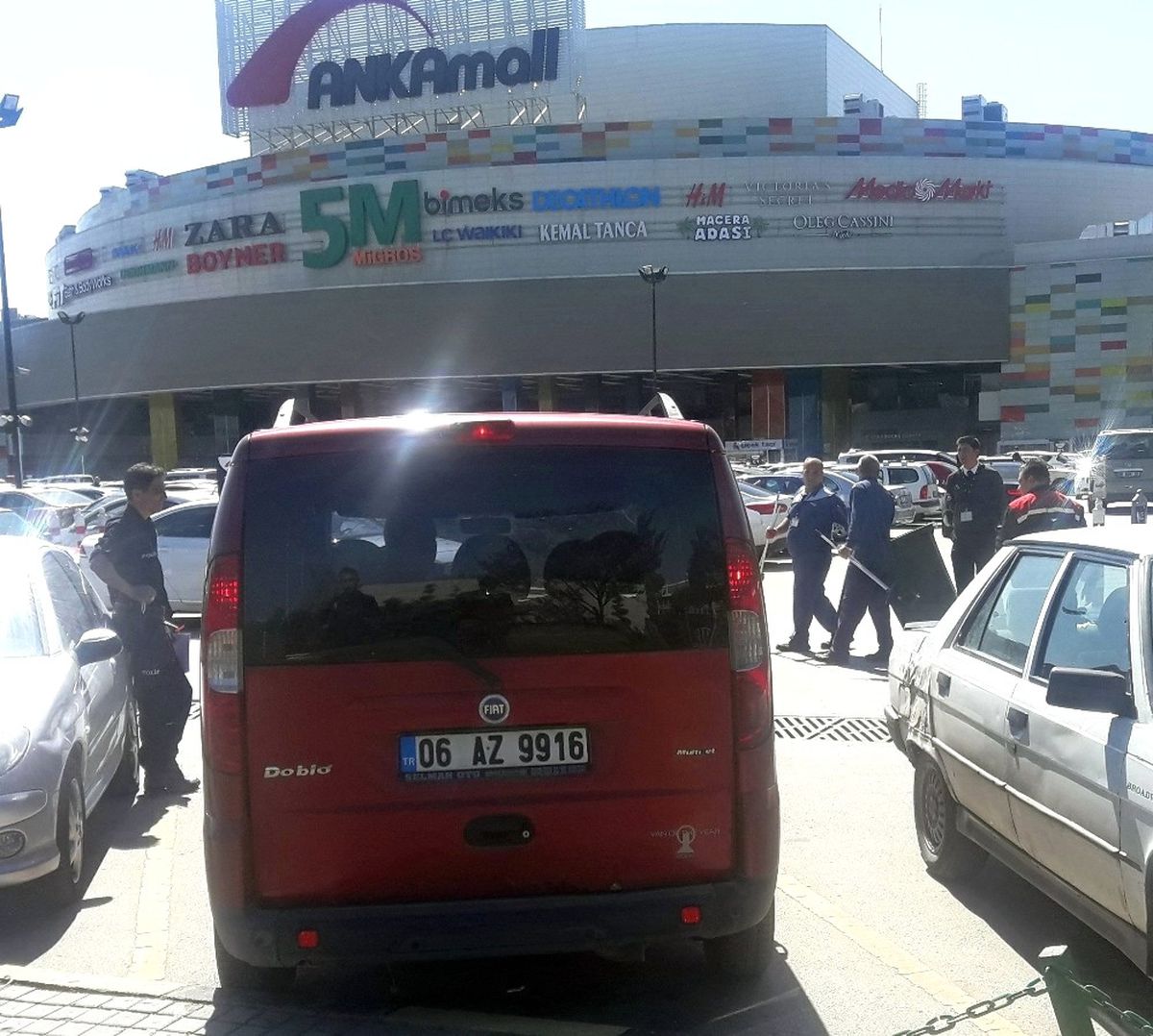 Ankara Polisinden Avm\'lere Sıkı Denetim