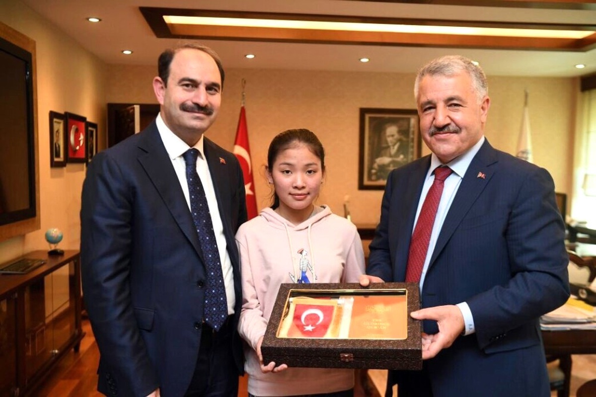 Bakan Arslan, Aylan Bebek İçin Mektup Yazan Trang\'ı Makamında Ağırladı