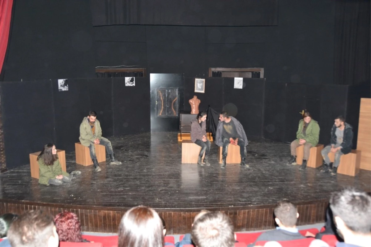 Düzce Üniversitesi Öğrencilerinden Etkileyici Bir Tiyatro Gösterisi