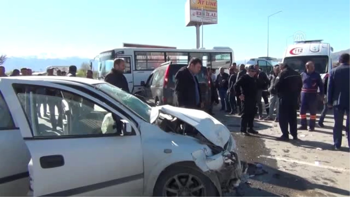 Erzincan\'da Zincirleme Trafik Kazası - 5 Kişi Yaralandı